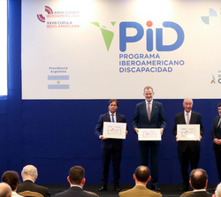 Su Majestad el Rey, el presidente de Portugal y el presidente de Uruguay junto con el vicepresidente del Grupo Social ONCE en la entrega del cupón ded