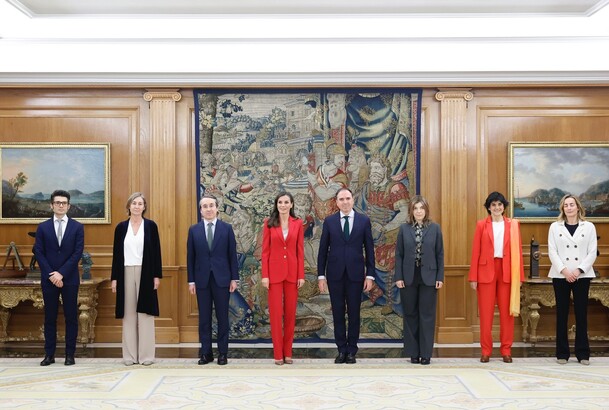 Su Majestad la Reina junto a una representación de CODE.org