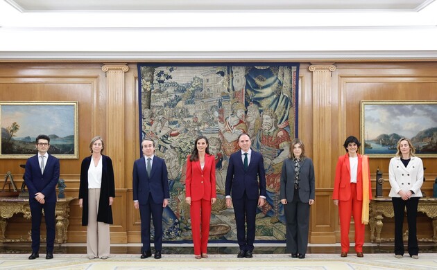 Su Majestad la Reina junto a una representación de CODE.org