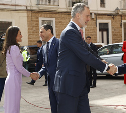 Su Majestad el Rey recibe el saludo del ministro de Asuntos Exteriores, Unión Europea y Cooperación, José Manuel Albares, y Doña Letizia del president