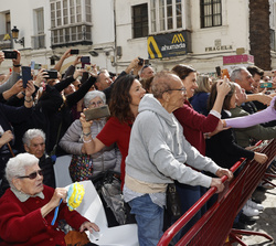 Sus Majestades los Reyes reciben el saludo de los gaditanos que se congregaban a su llegada al Gran Teatro Falla