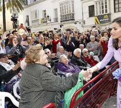 Sus Majestades los Reyes reciben un caluroso recibimiento de los vecinos de Cádiz que se congregaban a su llegada al Gran Teatro Falla