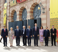 Fotografía de grupo de Sus Majestades los Reyes con las autoridades y personalidades que les recibieron a su llegada al acto