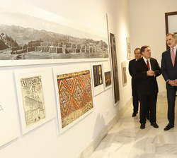 Sus Majestades los Reyes recorren la exposición “Libros y autores del Virreinato del Perú”, organizada por el Instituto Cervantes