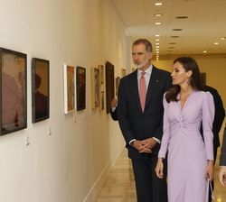 Sus Majestades los Reyes recorren la exposición “Nueva Colección Municipal de Arte Iberoamericano”, organizada por el Ayuntamiento de Cádi
