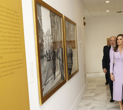 Sus Majestades los Reyes recorren la exposición “Miradas académicas”, organizada por la Real Academia Española