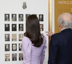 Sus Majestades los Reyes recorren la exposición “Miradas académicas”, organizada por la Real Academia Española