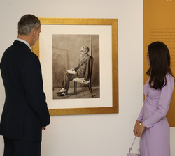 Sus Majestades los Reyes acompañados del ministro Albares, recorren la exposición “Embustes y maravillas. Representaciones inverosímiles de R