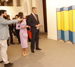 Sus Majestades los Reyes recorren la exposición “Embustes y maravillas. Representaciones inverosímiles de ‘lo otro’”, organiza