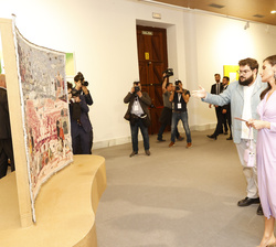 Sus Majestades los Reyes recorren la exposición “Embustes y maravillas. Representaciones inverosímiles de ‘lo otro’”, organiza