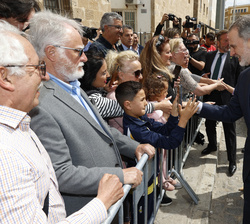Su Majestad el Rey recibe el saludo de los gaditanos que se congregaban a su salida de la Casa de Iberoamérica
