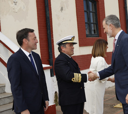 Sus Majestades los Reyes a su llegada al Museo "El Dique" son recibidos por la alcaldesa de Puerto Real, Elena Amaya; el almirante de la Flo
