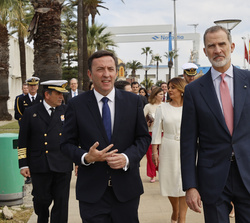 Su Majestad el Rey conversa con el presidente de Navantia a su llegada al almuerzo ofrecido con ocasión del IX Congreso Internacional de la Lengua Esp