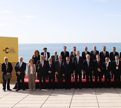 Fotografía de grupo de Su Majestad el Rey con los intervinientes en la Sesión Especial del CILE “Unidad y diversidad del español. La tradición y