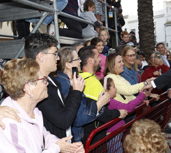 Su Majestad el Rey saluda a los vecinos de Cádiz a su llegada al Gran Teatro Falla