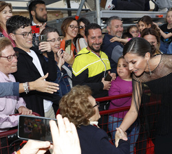 Su Majestad la Reina saluda a una vecina de Cádiz a su llegada al Gran Teatro Falla