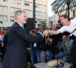 Don Felipe saluda a uno de los artistas de la cajoneada que tuvo lugar para conmemorar el origen del cajón flamenco, en el marco del programa cultural