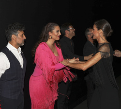 Sus Majestades los Reyes saludan a los artistas del concierto “Tempo de Luz”