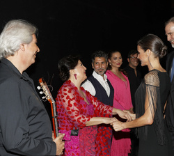 Sus Majestades los Reyes saludan a los artistas del concierto “Tempo de Luz”