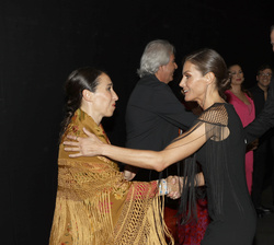 Sus Majestades los Reyes saludan a los artistas del concierto “Tempo de Luz”