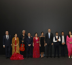 Fotografía de grupo de Sus Majestades los Reyes con las autoridades y los artistas del concierto “Tempo de Luz”