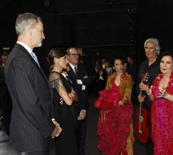 Sus Majestades los Reyes conversan con los artistas del concierto “Tempo de Luz”