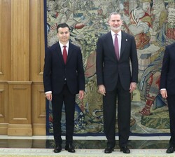Don Felipe acompañados por los ministros de Industria, Comercio y Turismo, Héctor José Gómez Hernández, y el ministro de Sanidad, José Manuel Miñones 