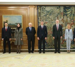 Su Majestad el Rey acompañado por las autoridades asistentes a la toma de posesión de los ministros de Industria, Comercio y Turismo, y de Sanidad