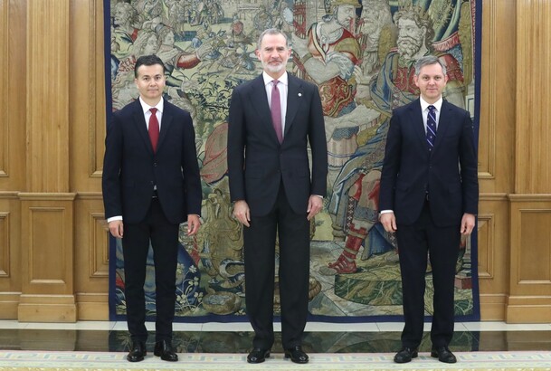 Don Felipe acompañados por los ministros de Industria, Comercio y Turismo, Héctor José Gómez Hernández, y el ministro de Sanidad, José Manuel Miñones 