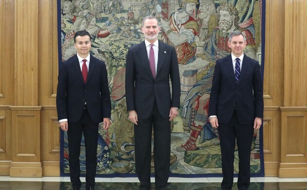 Don Felipe acompañados por los ministros de Industria, Comercio y Turismo, Héctor José Gómez Hernández, y el ministro de Sanidad, José Manuel Miñones 