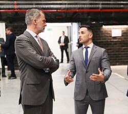 Don Felipe durante la visita recibe explicaciones