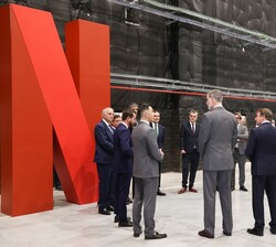 El Rey en el Plató de grabación, con los miembros del equipo de Netflix