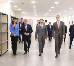 Don Felipe recorre la zona de camerinos
