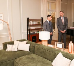 Don Felipe durante la visita en el Plató de grabación
