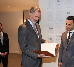 Don Felipe recibe un libro como obsquio con motivo de su visita al ‘HUB’ audiovisual “Madrid Content City”