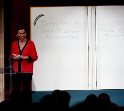 María Dueñas tras escribir las primeras líneas del Gran Libro
