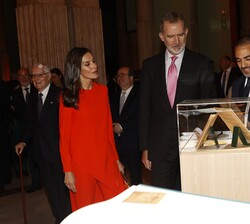 Los Reyes reciben explicaciones durante su recorrido por la exposición