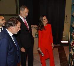 Sus Majestades los Reyes en un momento del recorrido que realizaron por la exposición