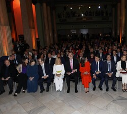 Los Reyes en la primera fila de asientos del salón acompañados por las autoridades asistentes al acto