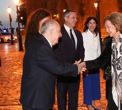 Su Majestad la Reina Doña Sófía recibe el saludo de las autoridades a su llegada