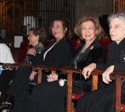 Su Majestad la Reina Doña Sofía en primera fila junto a su hermana, Su Alteza Real la Princesa Doña Irene 