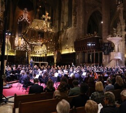 Vista de la Orquesta Sinfónica de las Islas Baleares y de la Coral Universitaria de las Islas Baleares durante el concierto