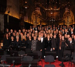 Su Majestad la Reina Doña Sofía junto a los miembros de la Coral Universitaria de las Islas Baleares y de la Orquesta Sinfónica de las Islas Baleares