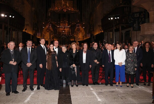 Su Majestad la Reina Doña Sofía junto a las autoridades, la soprano María Sardaryan y el barítono Hanno Brachmann