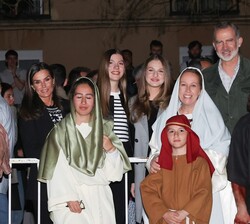 Sus Majestades los Reyes acompañados de Sus Altezas Reales la Princesa de Asturias y la Infanta Doña Sofía con varios de los actores