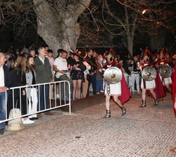 Sus Majestades los Reyes acompañados de Sus Altezas Reales la Princesa de Asturias y la Infanta Doña Sofía contemplan la representación