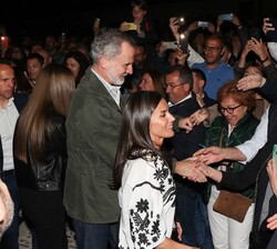 Sus Majestades los Reyes saludan a las personas asistentes a la representación