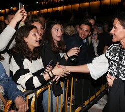Su Majestad la Reina saluda a las personas asistentes a la representación