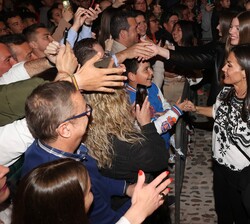 Su Majestad la Reina y Sus Altezas Reales la Princesa de Asturias y la Infanta Doña Sofía saludan a las personas asistentes a la representación