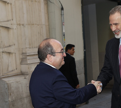 Su Majestad el Rey es recibido por el ministro de Cultura y Deporte, Miquel Iceta 